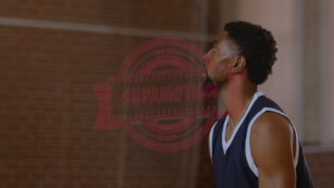 Cu-Porträt-Eines-Afroamerikanischen-Schwarzen-College-Basketballspielers,-Der-Allein-Auf-Dem-Hallenplatz-Würfe-übt.-4K-UHD-120 fps-Zeitlupen-Raw-Gradientenmaterial